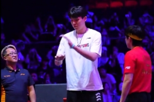 这手机颠球很流畅啊！杨瀚森为王楚钦比赛挑边&amp;入场赢得观众喝彩